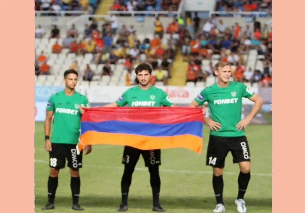 Артур Карташян вышел на матч с армянским флагом