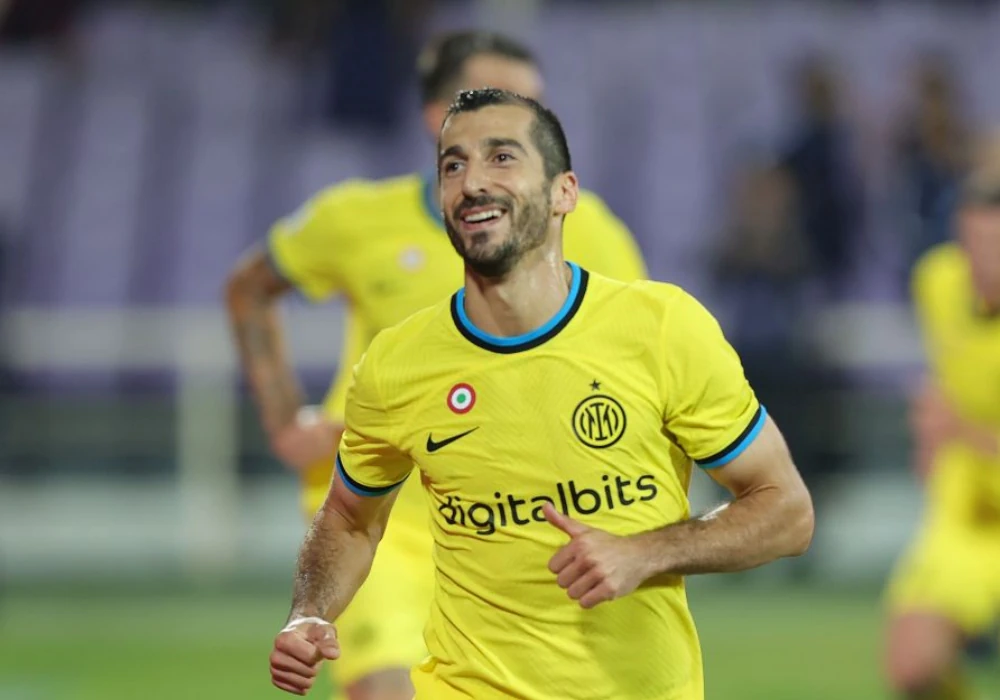 Мхитарян спел песню и сыграл в игру с одноклубниками (видео)