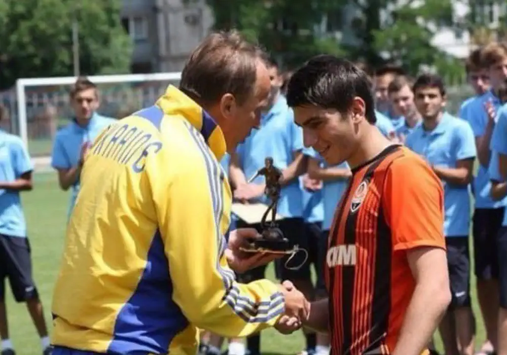 Артур Миранян приветствует Александра Петракова