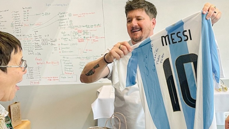 Брат Месси подарил TUMO футболку, подписанную спортсменом