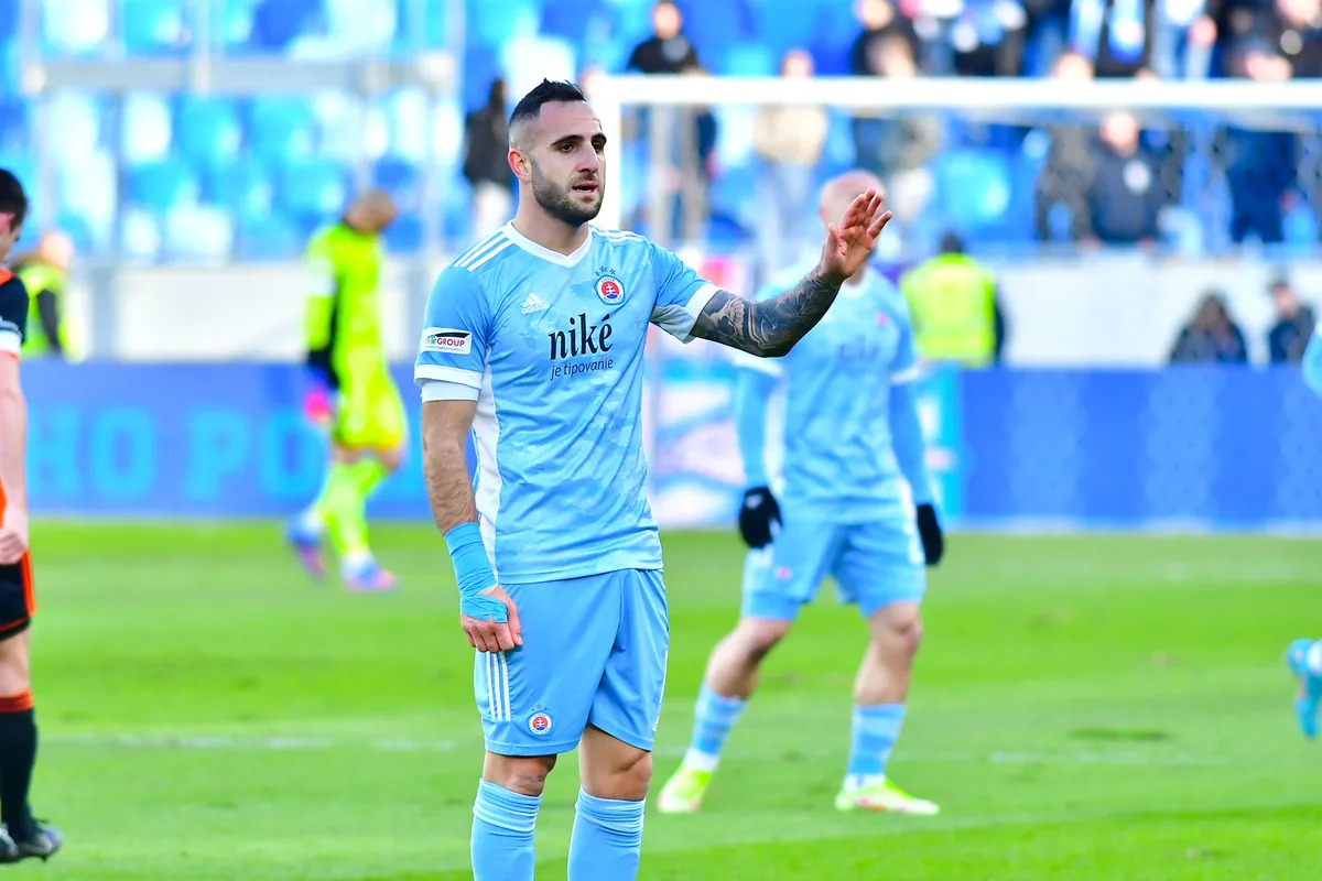 Вингер «Слована» Барсегян не смог завершить матч с «Атлетико» из-за травмы