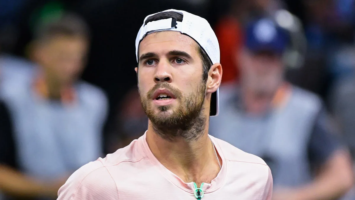 Хачанов в трёх сетах уступил Медведеву на старте престижного турнира в Катаре