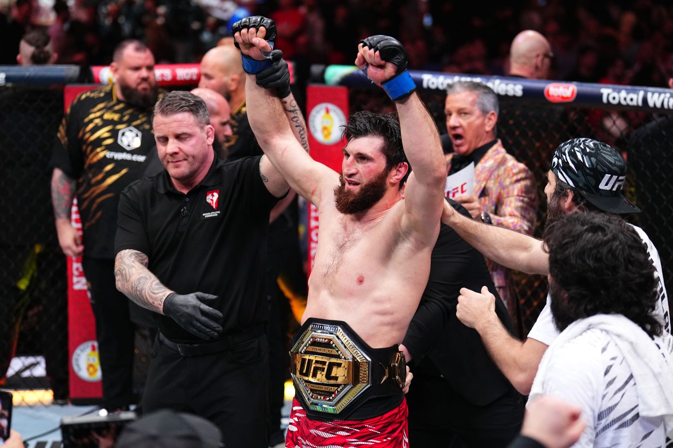 Анкалаев победил Перейру и стал пятым чемпионом UFC из России