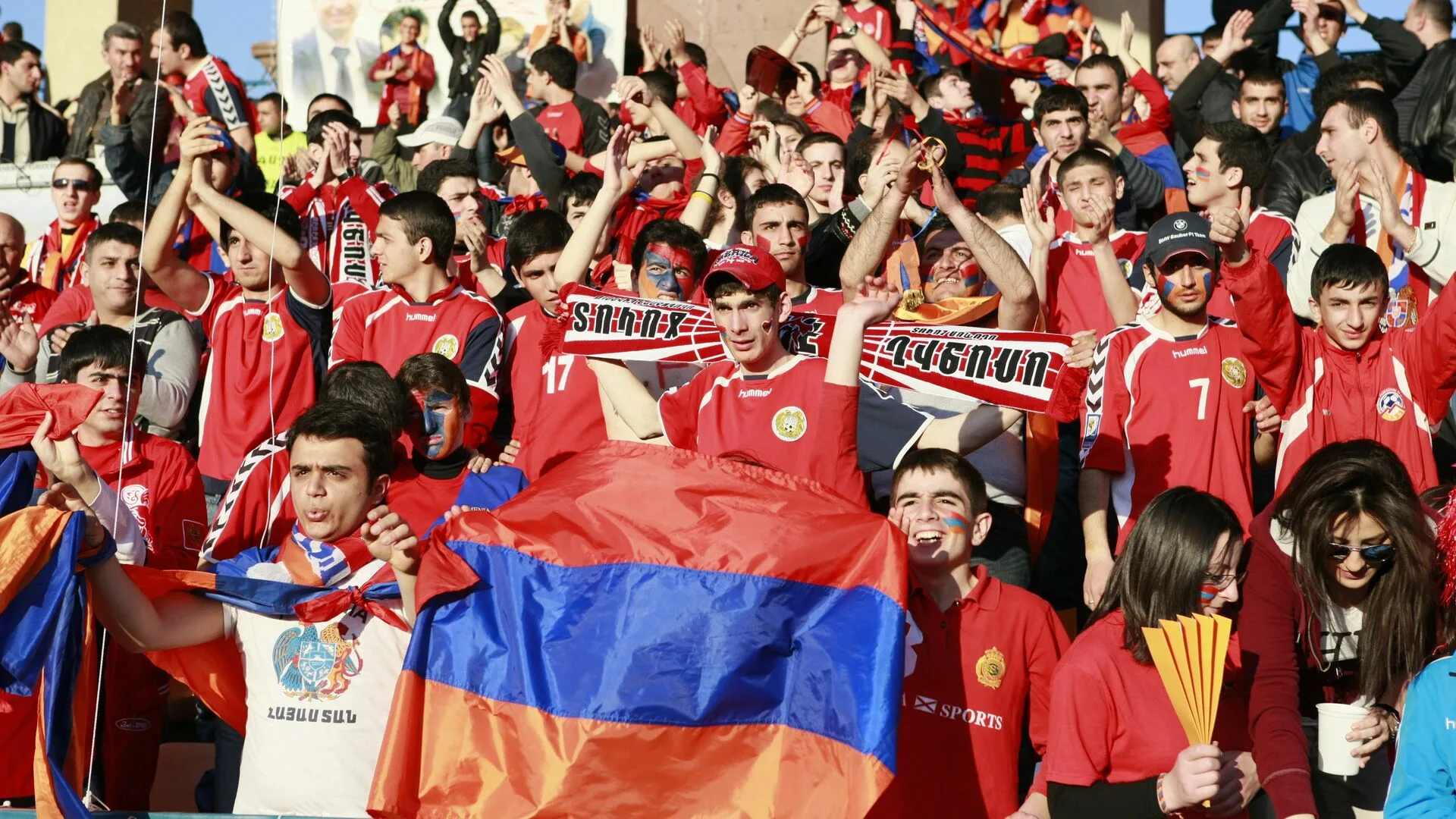 Армянские фанаты провели шествие перед ответным матчем с Грузией в Тбилиси