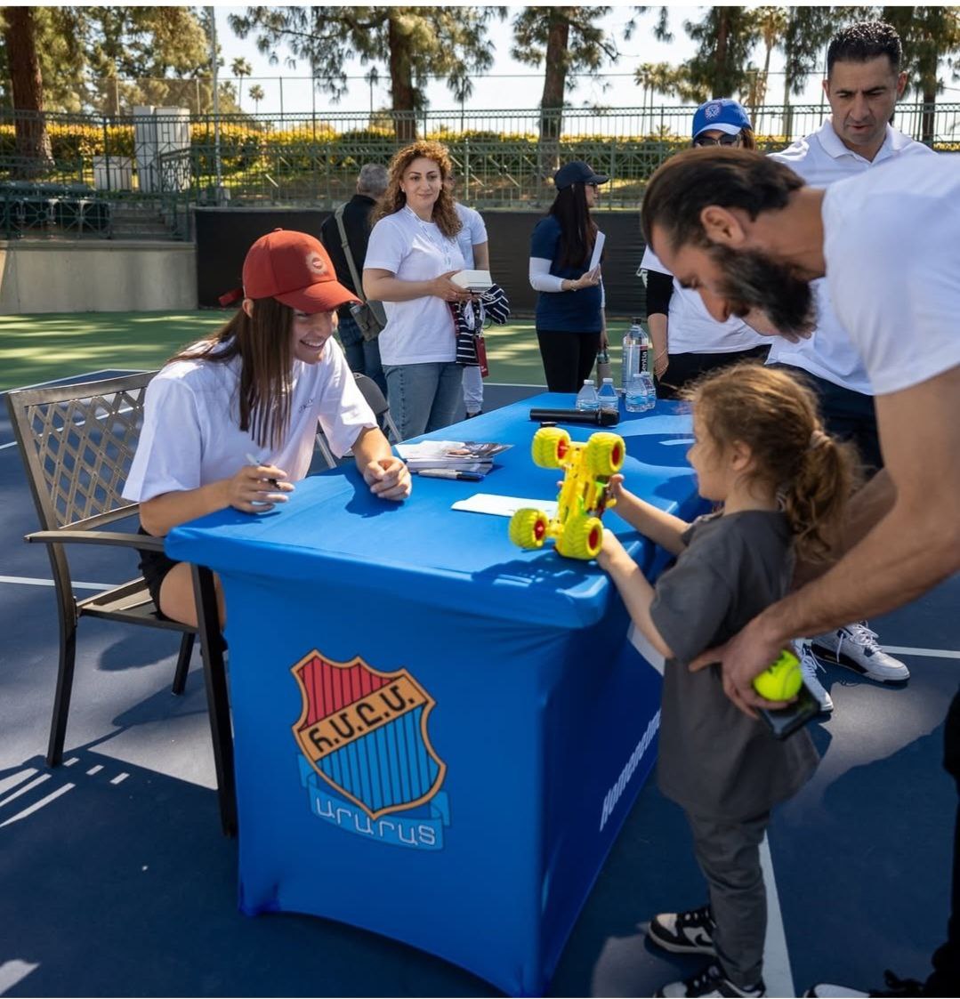 Элина Аванесян встретилась с юными армянскими теннисистками в Глендейле