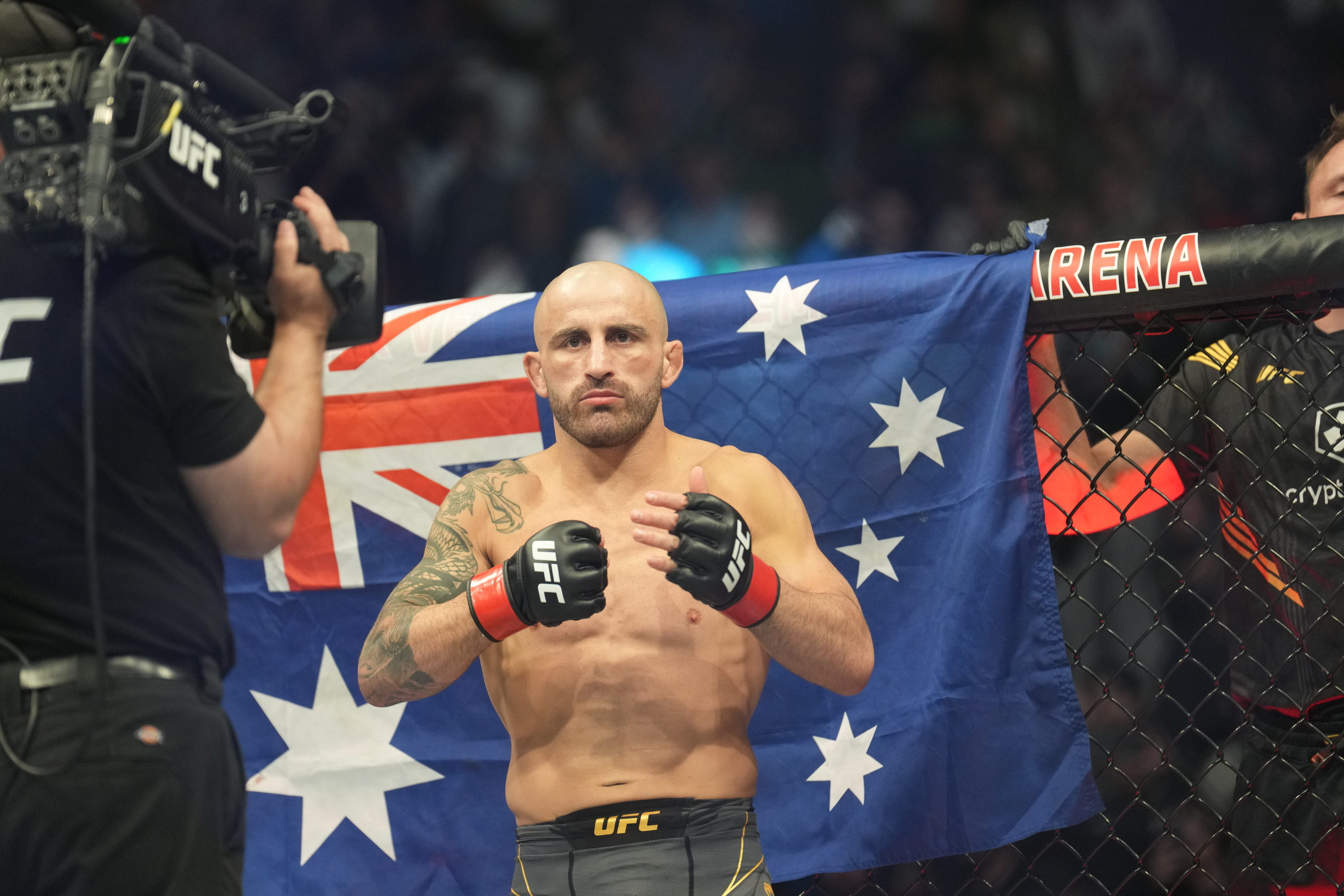 Волкановски победил Лопеса и вновь стал чемпионом UFC