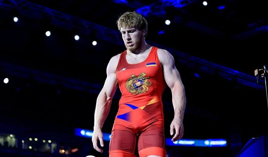 Артур Алексанян снялся с поединка за бронзу на чемпионате Европы-2025