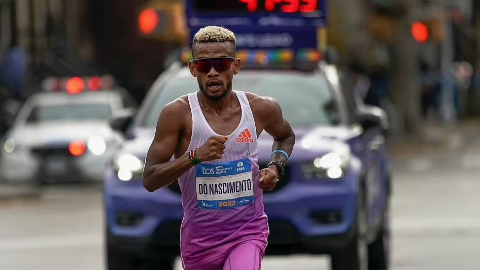 Лучший марафонец, из родившихся вне Африки, дисквалифицирован из-за допинга