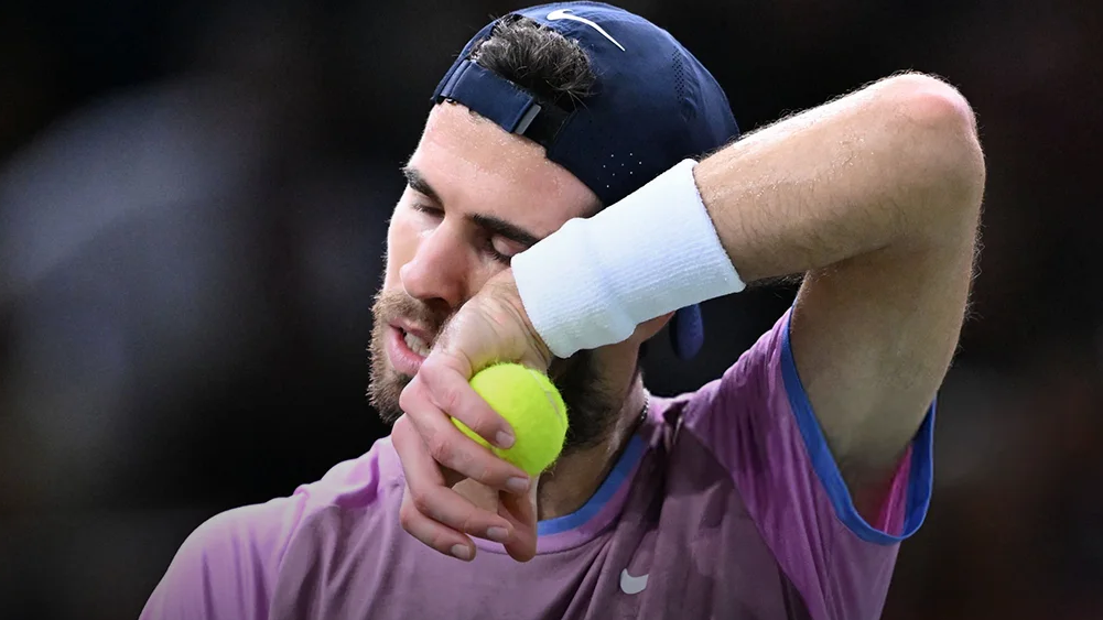 Матч между Кареном Хачановым и Кейем Нисикори перенесен из-за сильного дождя