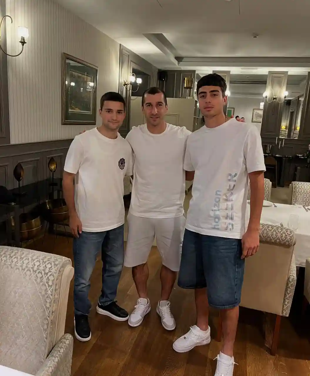 Генрих Мхитарян встретился в Армении с перспективными армянскими футболистами