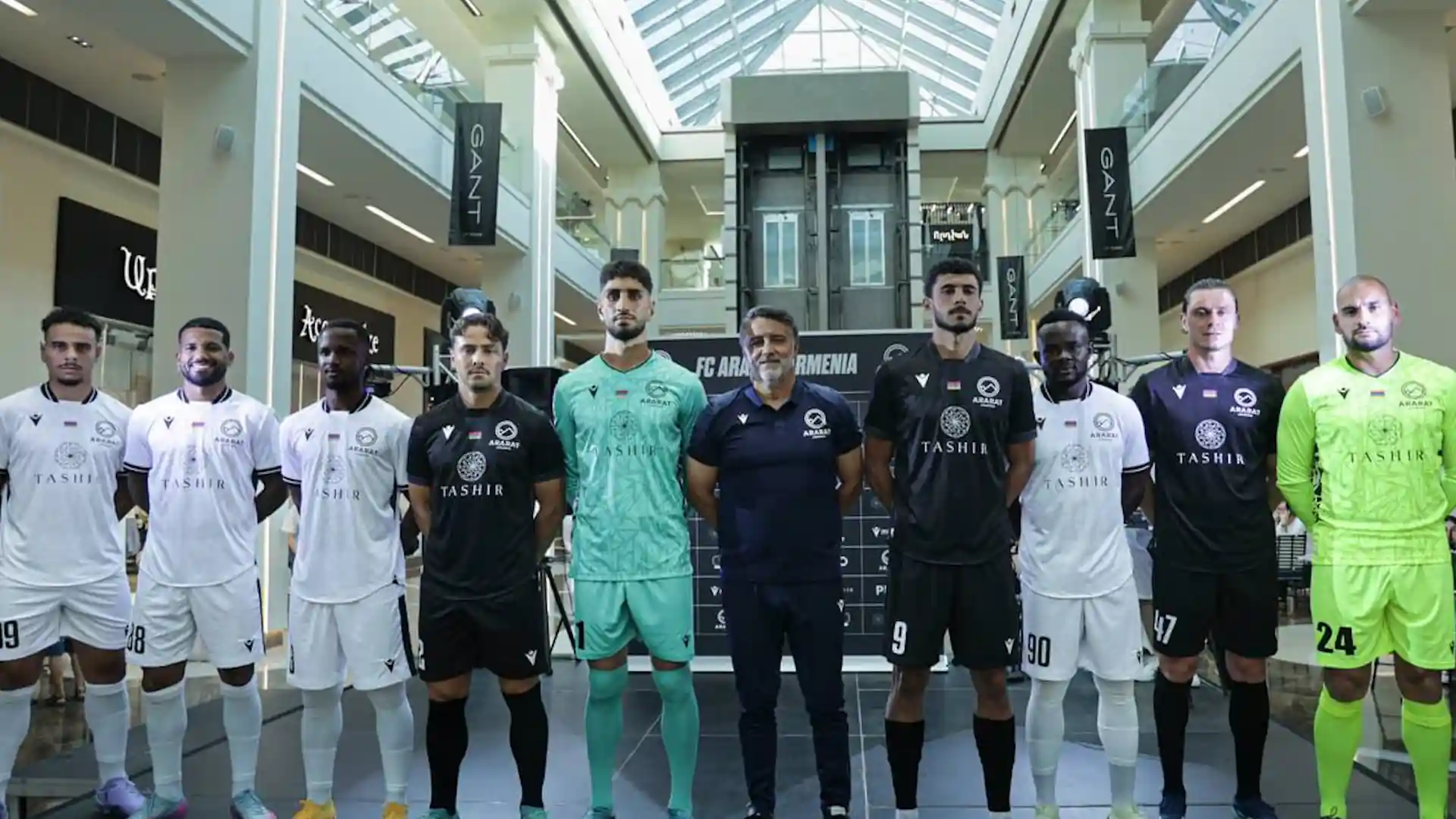 «Арарат-Армения» представил летних новичков и главного тренера