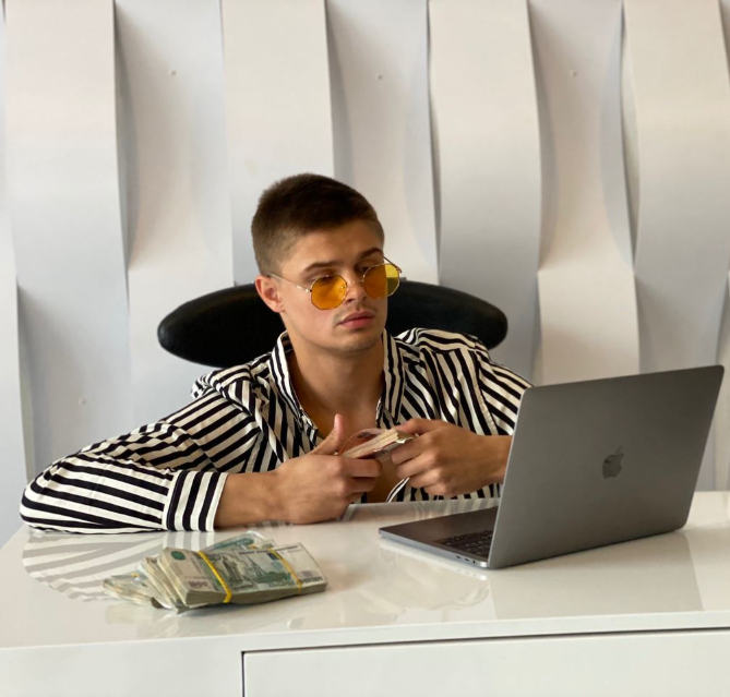 Александр Рублев за работой Александр Рублев за работой