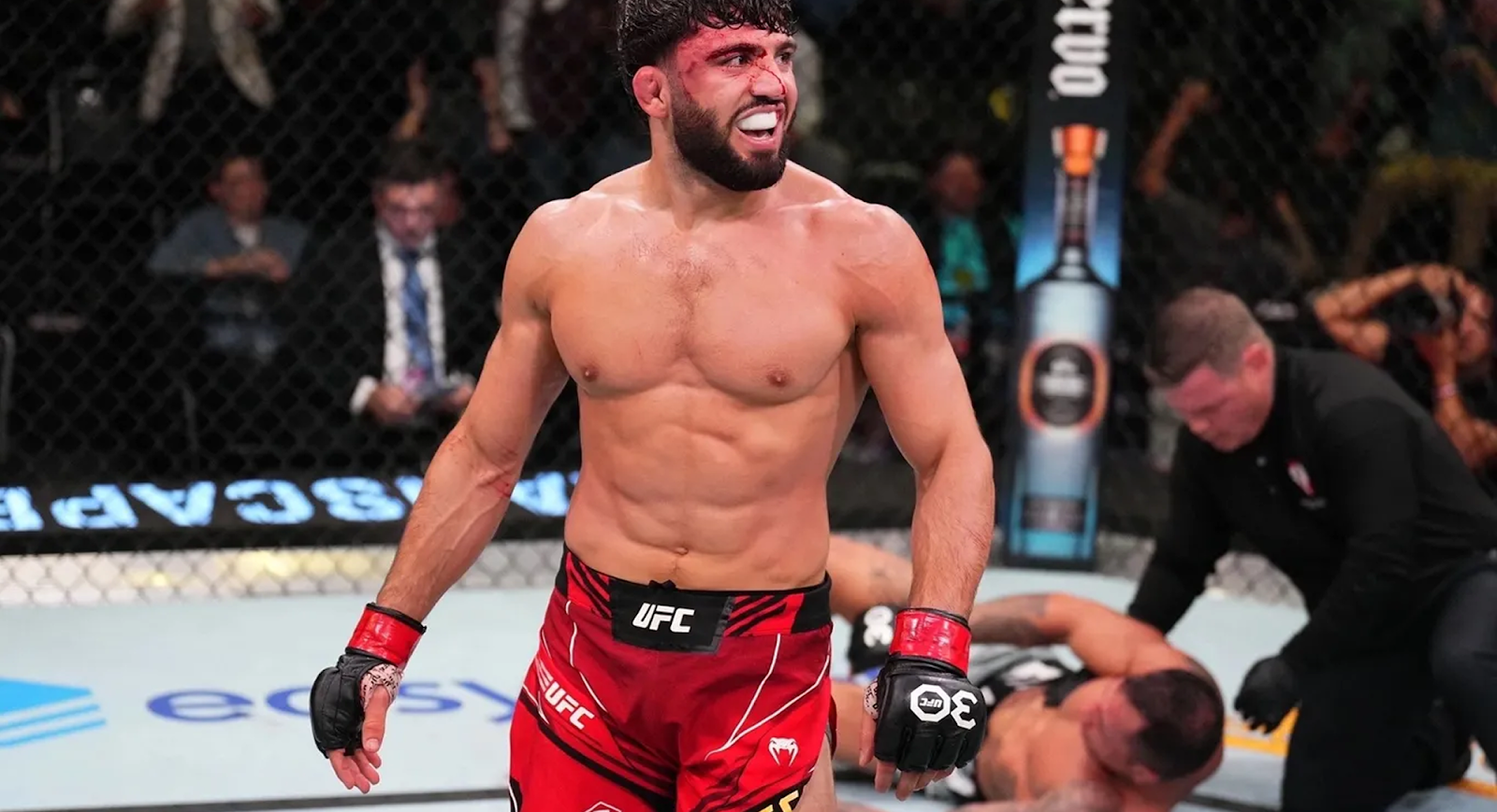 Царукян боднул Хукера перед UFC Qatar